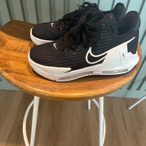 Nike Boys Lebron Basketball shoes size 4.5Y - Picture 1 of 2